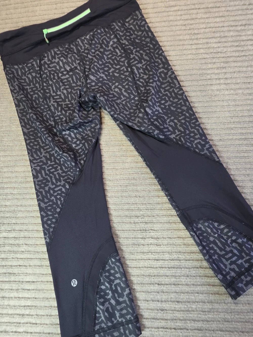 Women's Lululemon Run Inspire Crop II leggings Size 8 Black Gray